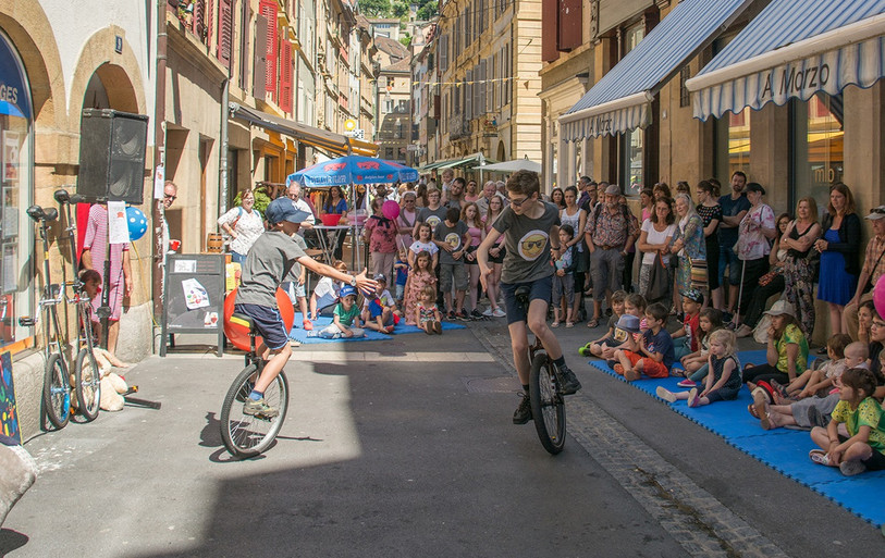 Pour cette 10e édition, 50 moulins à vent seront installés tout au long de la rue des Moulins. (photo Quinzaine neuchâteloise 2018 : www.neuchatelcentre.ch)