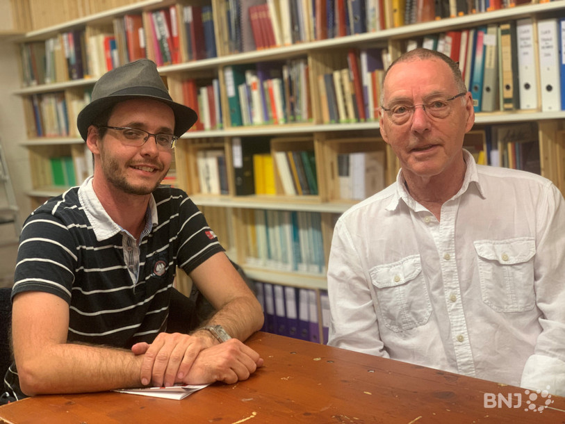 L'actuel président du CGAEB Thierry Léchenne et l'ancien président Joël Etique dans le local du Cercle généalogique de l'ancien Evêché de Bâle à Delémont.