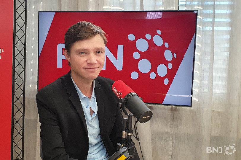 Gabriel Risold, journaliste, est venu présenter le courrier du Val-de-Travers ce vendredi. 
