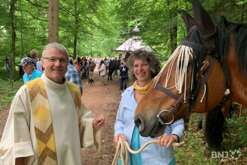 L'abbé Jean-Pierre Babey a béni Pitch, le cheval de Christine Kundert.