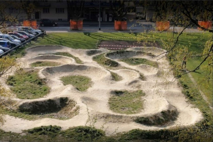 Pour créer un pump track à Boudevilliers, les Boud's, l'association des parents d'élèves du village, s'est inspiré d'un circuit installé à Bienne. (Photo : les Boud's)
