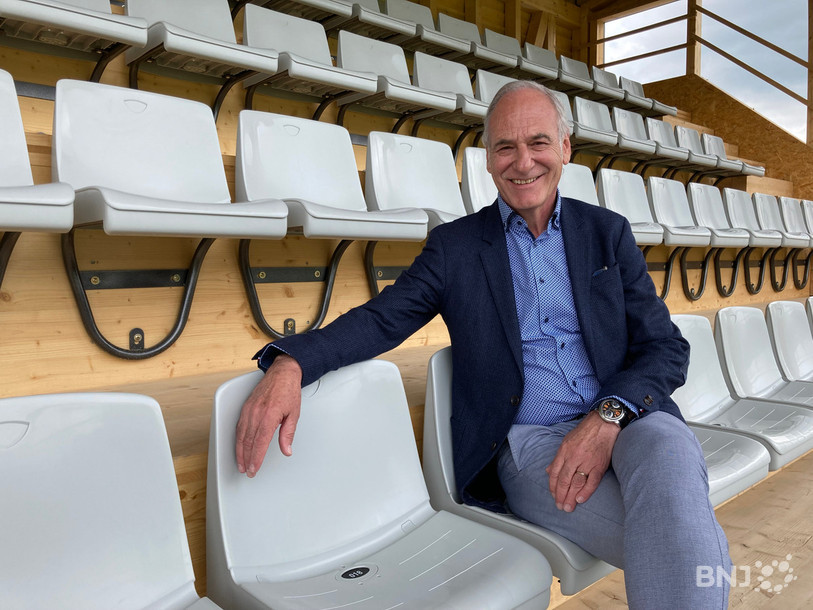 Le président du FC Bassecourt Francis Rebetez tout sourire dans la nouvelle tribune des Grands-Prés.