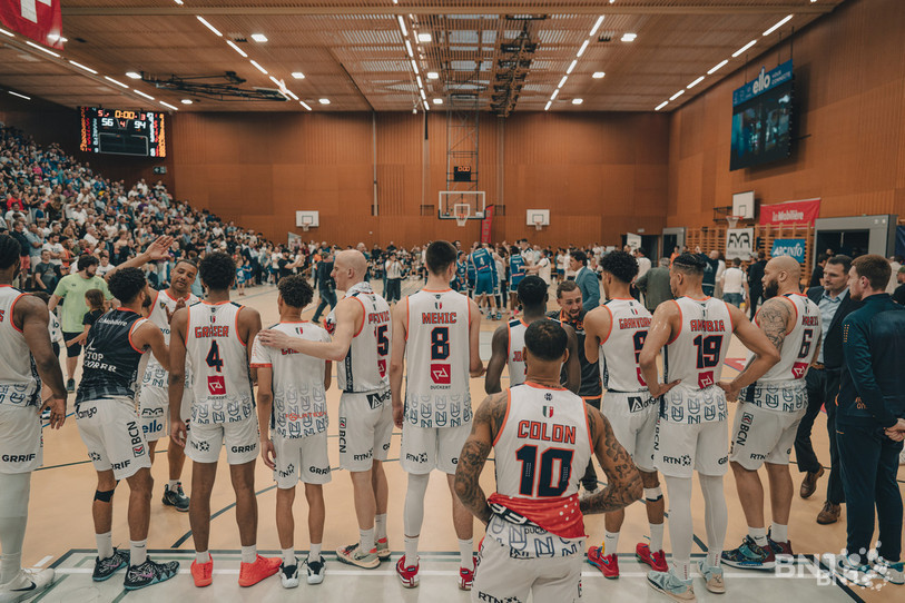 La déception neuchâteloise contraste avec la joie des Fribourgeois après le buzzer final. (Photo : Albin Tissier) 