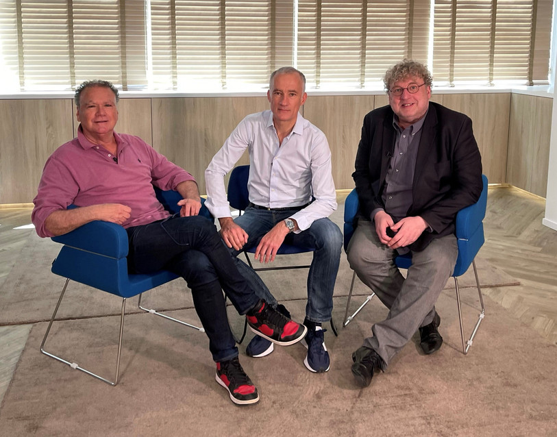 Arnaud Bédat (à droite) et ses confrères français Bernard Nicolas et Gilles Bouleau ont réuni leurs souvenirs pour la série documentaire sur l'affaire de l'OTS (photo: Imagissime, TF1).