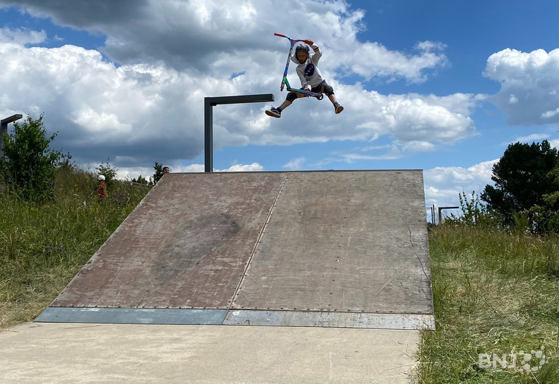 Petits et grands ont pu s'envoyer dans les airs ce week-end au port de Serrières lors du premier Slopestyle du lac.