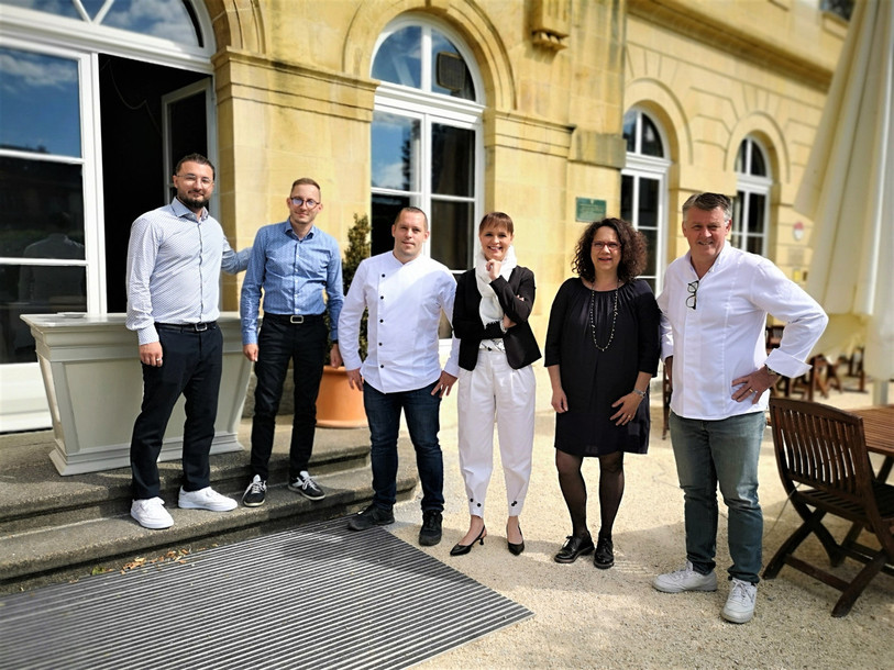 De gauche à droite : Tony Amiet et Guillaume Toupance, deux des trois associés de Triumvirat, Edmond Bavois, le nouveau chef, Violaine Blétry-de Montmollin, conseillère communale, Françoise et Craig Penlington. (Crédit : SP-Ville de Neuchâtel)