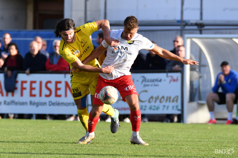 Le FC Bassecourt (ici en jaune) et les SR Delémont évoluent au même niveau de jeu depuis six saisons. (photo archives : Georges Henz)