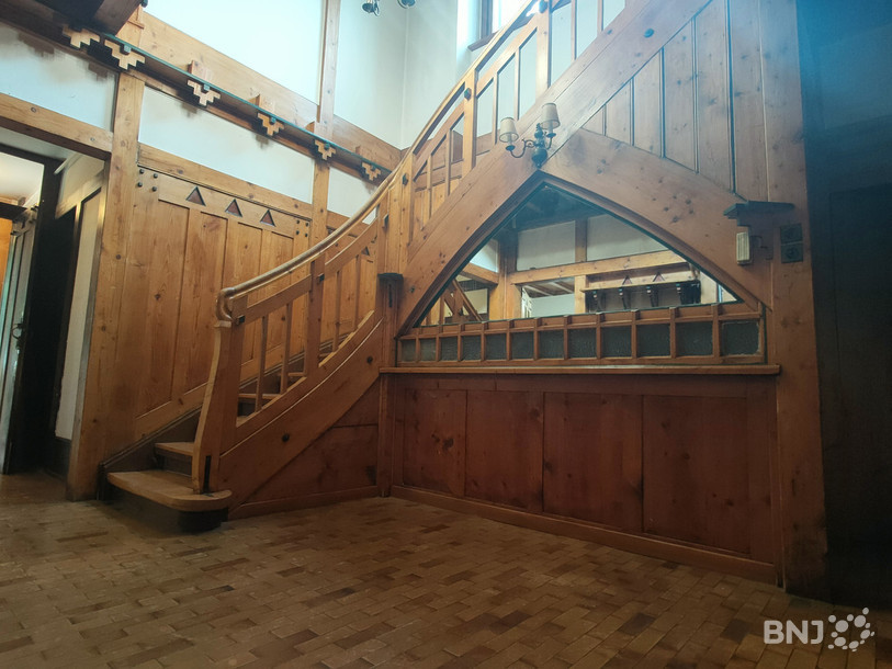 La cage d'escalier de la maison de maître, avec quelques motifs bien reconnaissables de sapin.