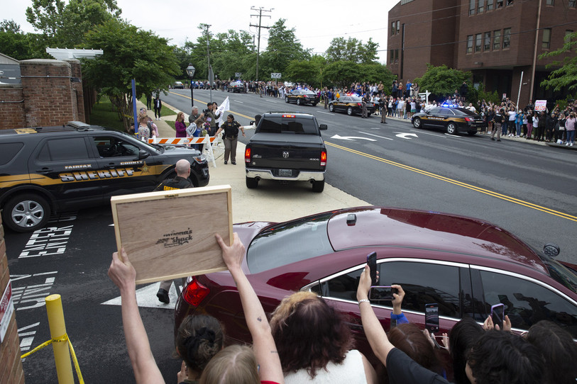 Le procès déchaine les passions. De nombreux fans font régulièrement le déplacement devant le tribunal de Fairfax, près de Washington, pour soutenir Johnny Depp. (Photo : EPA/MICHAEL REYNOLDS).