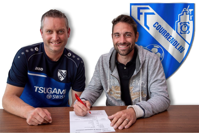 Hervé Mouttet, directeur technique du FCC (à gauche), et Garry Germann lors de la signature du contrat d’entraîneur. (Photo : FC Courrendlin)