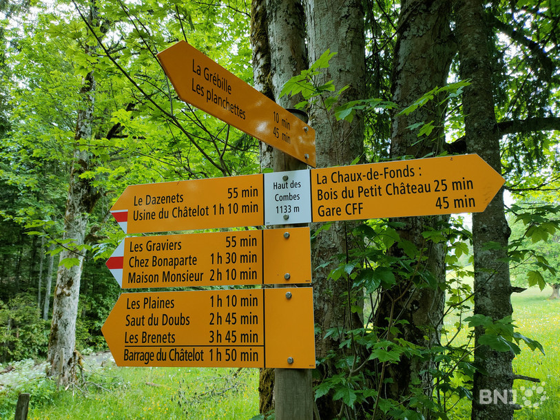 Le rouge et le blanc apparaît progressivement sur les indicateurs de la région de La Chaux-de-Fonds et du Locle en direction du Doubs.
