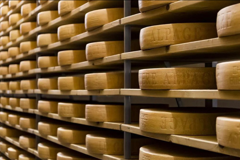 En 2021, presque 32'000 tonnes de fromage ont été vendues.(Photo : KEYSTONE/Jean-Christophe Bott)