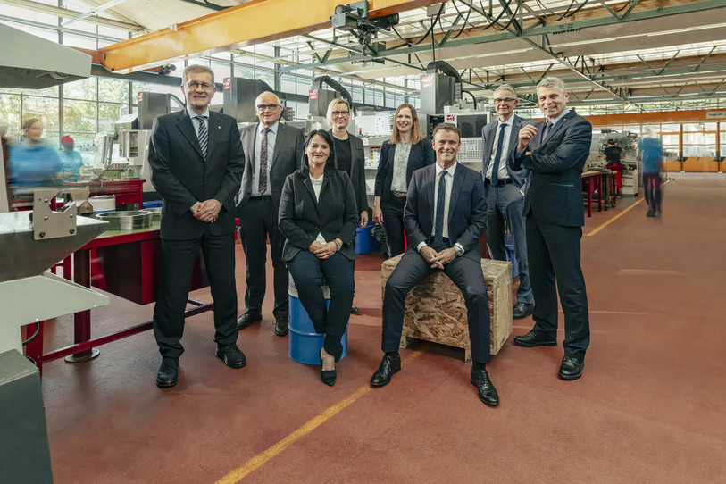 La photo officielle du Conseil-exécutif 2022-2023. Assis : Christine Häsler, Philippe Müller Debout, de gauche à droite : Christoph Neuhaus, Pierre Alain Schnegg, Astrid Bärtschi, Evi Allemann, Christoph Auer, Christoph Ammann (Photographe : Ruben Ung) (Copyright : Chancellerie d’État du canton de Berne)
