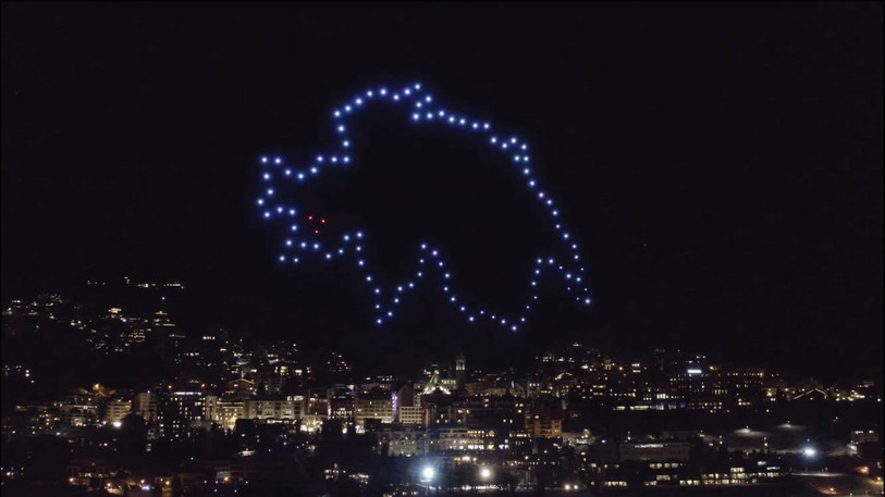 La Suisse tourne sur elle-même au-dessus de St-Moritz le 1er janvier 2020. Ce fut l'un des premiers spectacles proposés par Swiss Drone Show. (Photo : Swiss Drone Show).