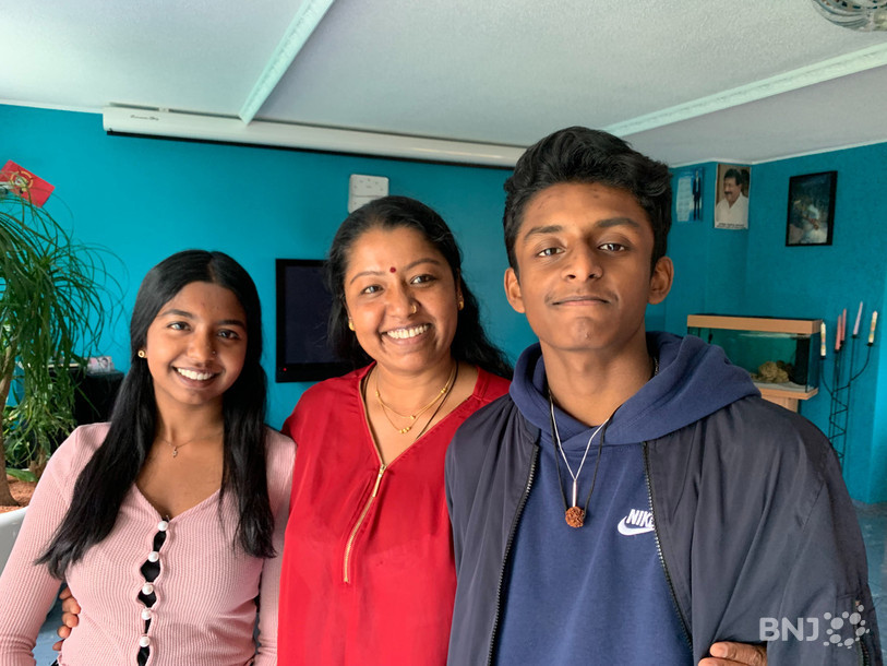 Sayanthini entourée de deux de ses trois enfants Karisha et Satesh. 