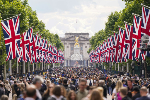 Des milliers de Britanniques se sont massés à Londres pour assister au jubilé de platine de la reine Elizabeth II (AP/Alberto Pezzali).