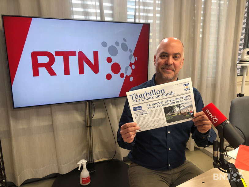 Le chef du service de la communication de la Ville de La Chaux-de-Fonds Christophe Mirabile avec la nouvelle édition du Tourbillon.