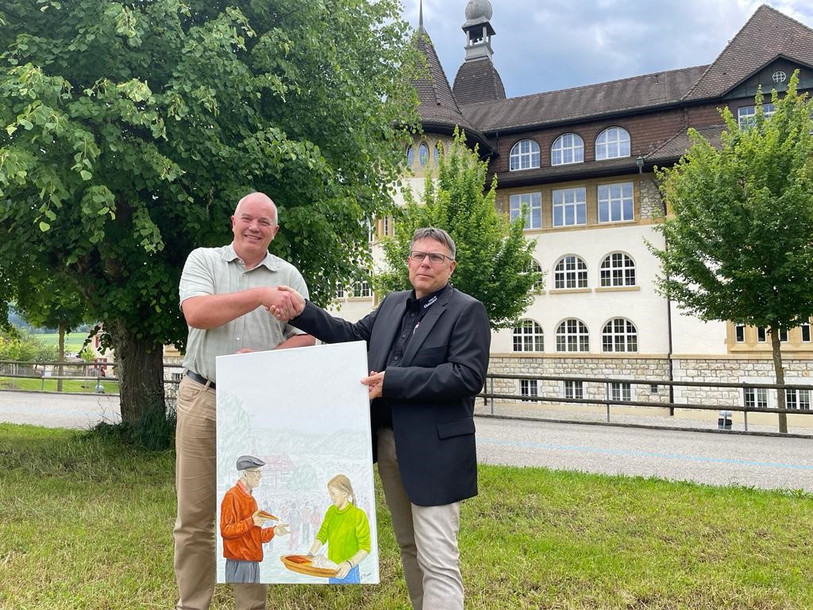 L'artiste Frédéric Moser (à gauche) a réalisé l'affiche. Il est ici accompagné du président de la Foire de Chaindon, Ervin Grünenwald. (Photo : Foire de Chaindon).