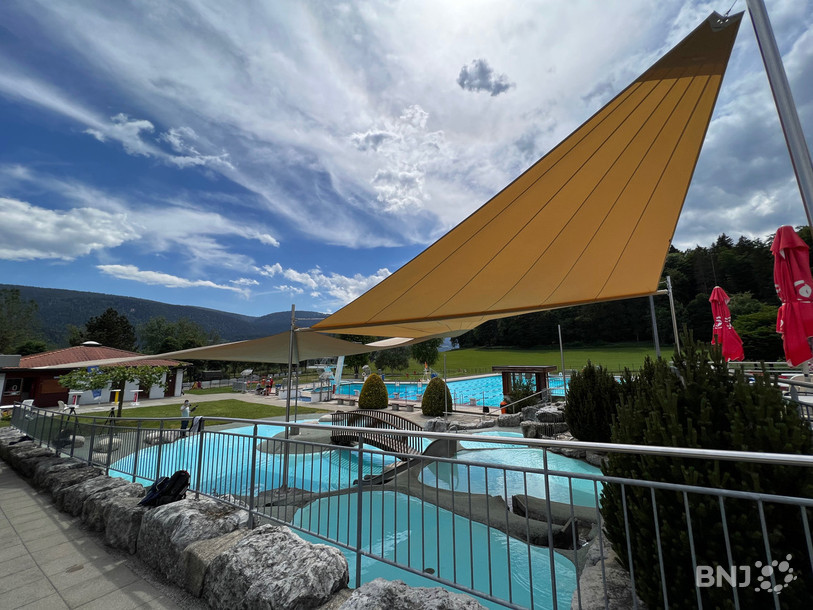 La nouvelle voile qui flotte au-dessus de la pataugeoire de la piscine de Boveresse permet de protéger les plus petits à toute heure de la journée.