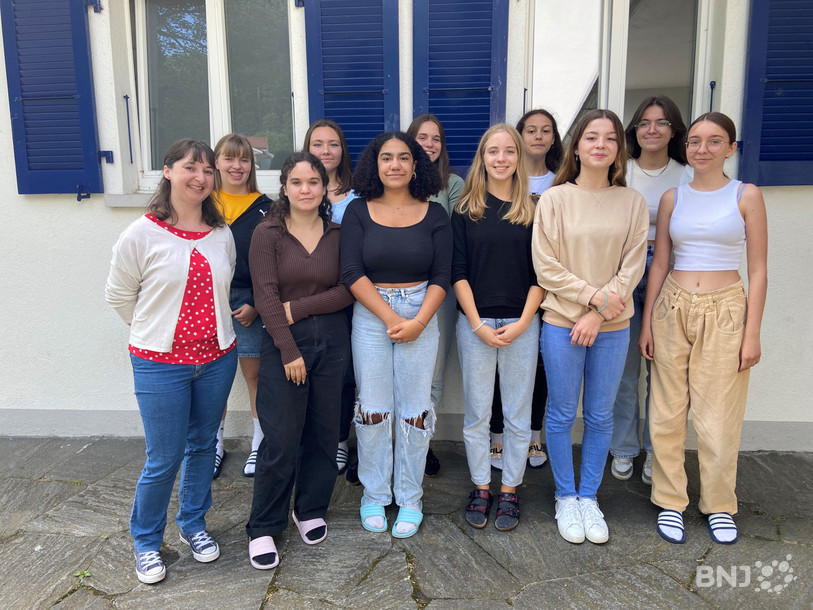 L'enseignante de latin Amélie Martelet, tout à gauche, en compagnie de ses élèves de 11e de l'école secondaire de Moutier