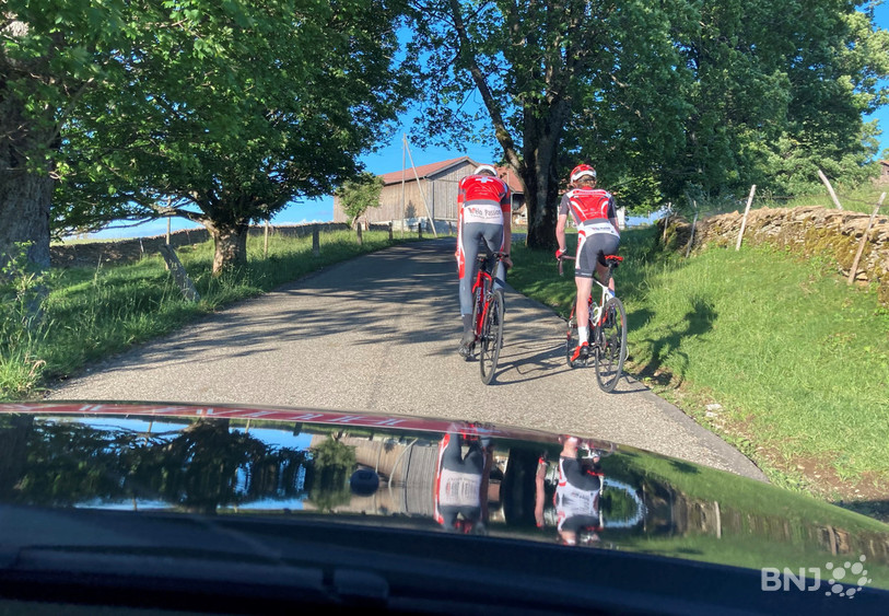 Dans la voiture du directeur sportif du Team Humard Vélo-Passion lors d'un entraîneur de Victor Benareau (à gauche) et Valentin Humair.