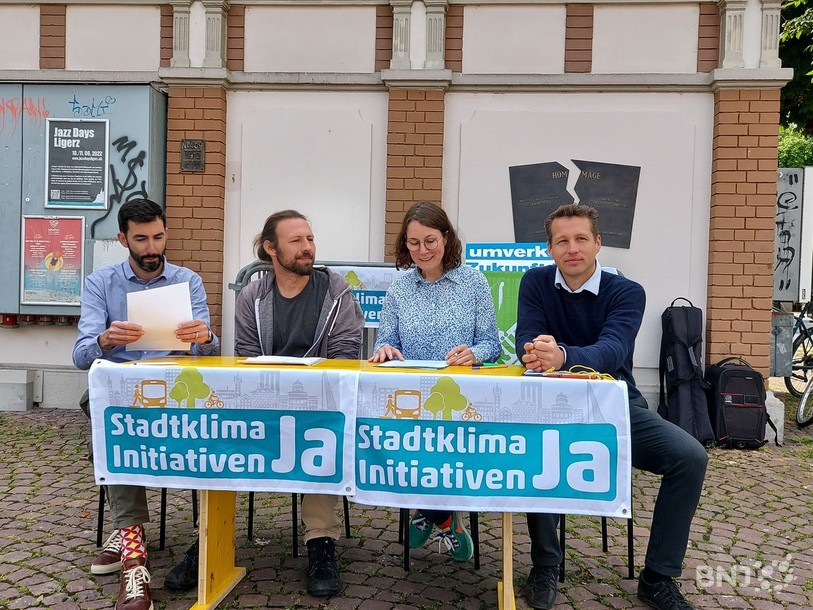Les Verts de Bienne (de gauche à droite Philippe Weber, Stefan Rüber et Isabelle Iseli) collaborent avec l'association actif-trafiC (représentée par Silas Hobi à droite) pour l'initiative climat urbain.