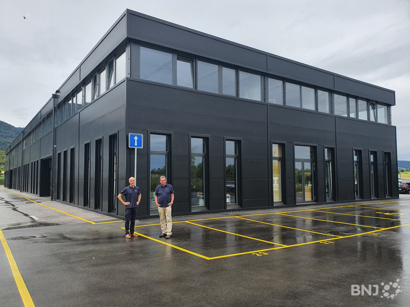 Vincent Arbet-Engels, directeur, et Jean-Luc Allemann, vice-président, devant le nouveau bâtiment qui abrite l'entreprise AESA Cortaillod.