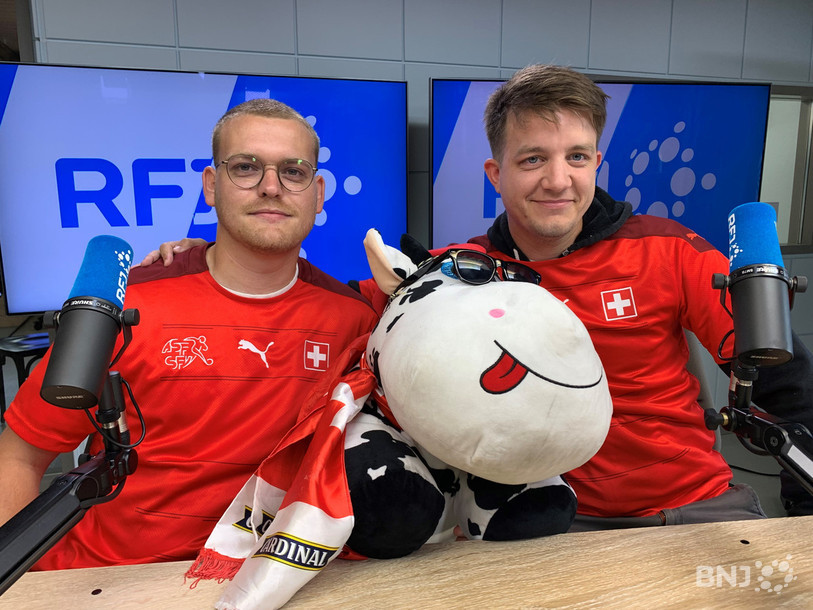 Hugo Milani (à gauche) et Simon Flück étaient les invités de La Matinale. Ils sont venus accompagnés de leur mascotte José.