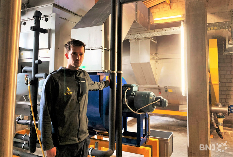 Loïc Eggenschwiler, gérant de la coopérative Malticulture et futur gérant de la SSJ, ici devant les installations de la nouvelle malterie.