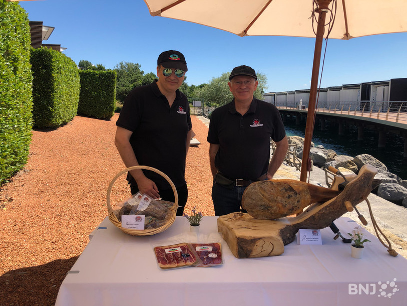 Tomas et Eleuterio Alcala ont pu présenter et faire déguster leurs produits vendredi au bord du lac.