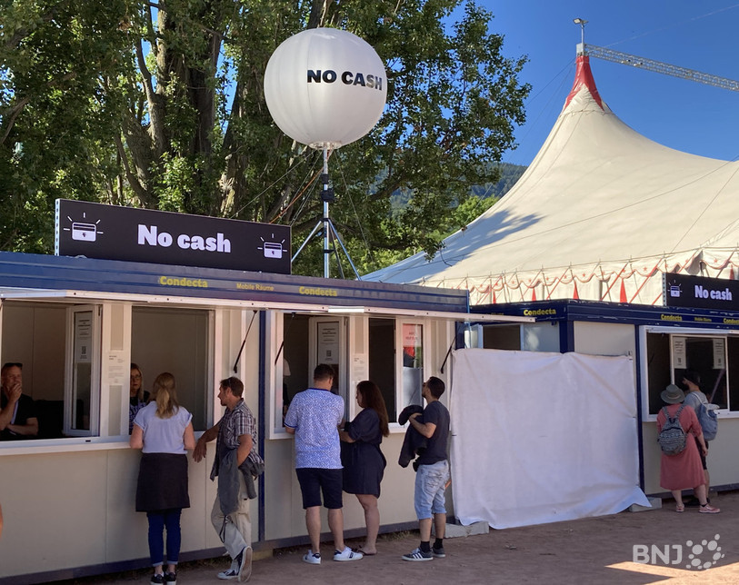 Les personnes qui préfèrent venir avec de l'argent liquide peuvent le verser sur des cartes rechargeables mises à disposition par le festival. 