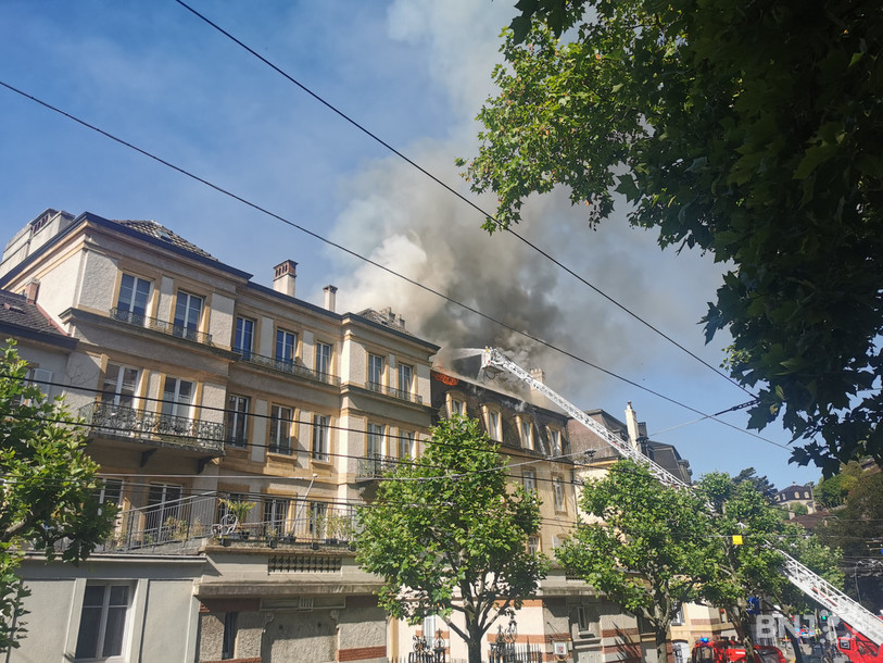 Un important incendie est en cours entre la rue de l'Evole et le quai Louis Perrier.