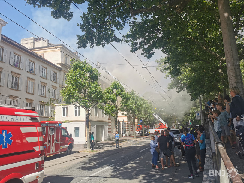 De nombreux badauds sont présents autour de l'incendie.