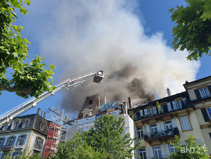 Les soldats du feu sont déployés des deux côtés du bâtiment