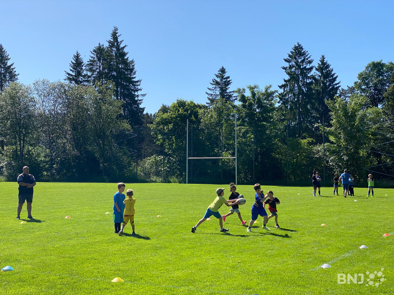 Les enfants ont pu se familiariser avec le ballon ovale sous le soleil à La Chaux-de-Fonds