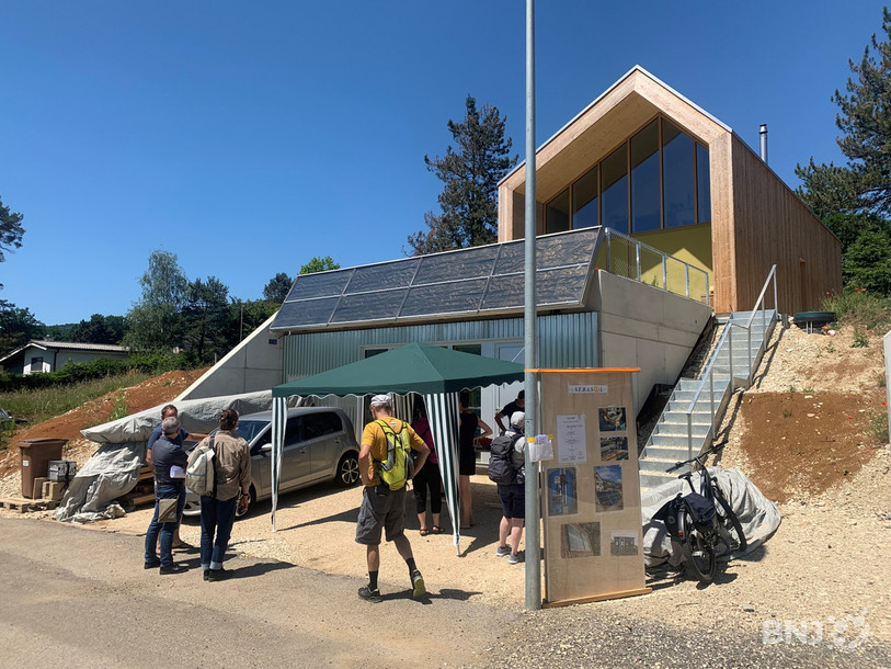 Cette maison autonome a été construite sur les hauteurs de Delémont.