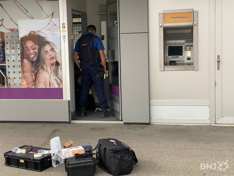 La police relève des potentiels indices sur les lieux de la tentative d'effraction.
