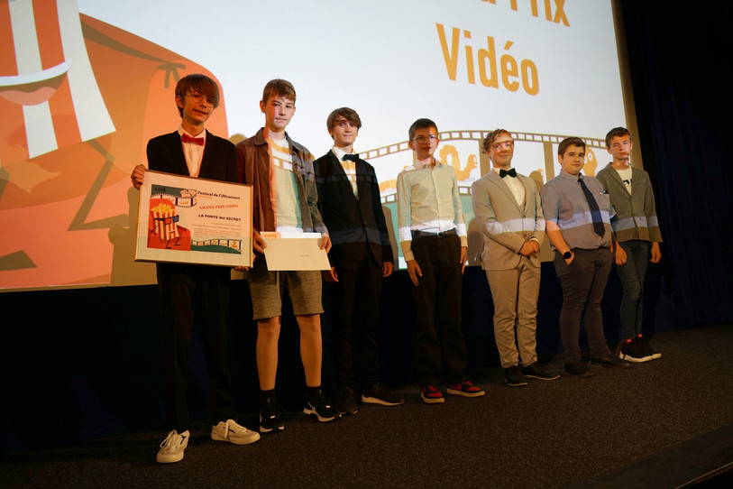 Les élèves du cours facultatif cinéma de l’école secondaire de la Haute-Sorne ont remporté le Grand prix de la vidéo. (Photo : Centre MITIC interjurassien).
