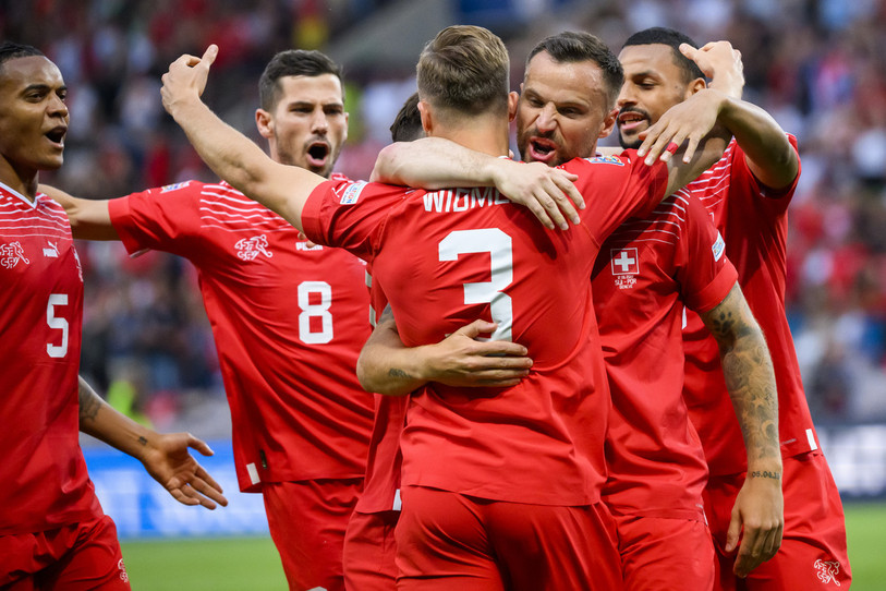 Les joueurs de l’équipe de Suisse célèbrent le but d’Haris Seferovic inscrit après 58 secondes de jeu face au Portugal. (Photo : KEYSTONE/Jean-Christophe Bott)