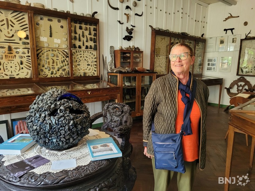Annelise Zwez, devant quelques artefacts du Musée des Lacustres de Douanne.