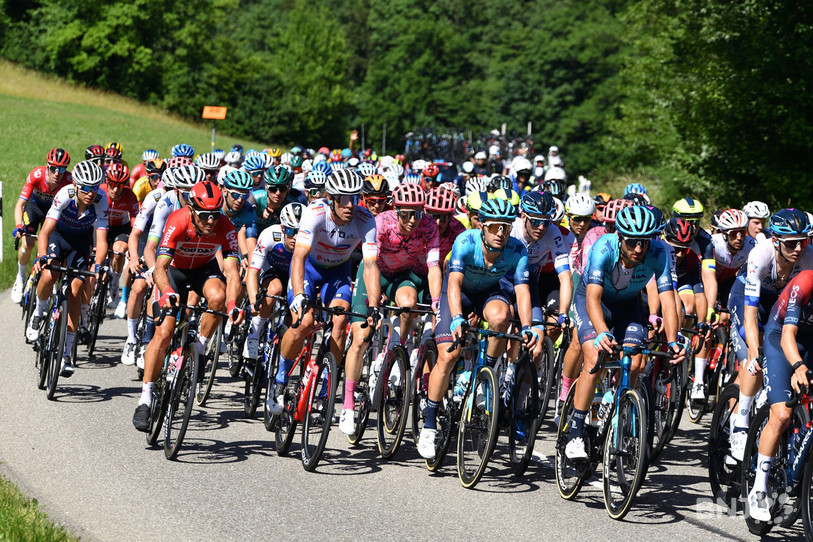 Le peloton du Tour de Suisse (ici lundi entre Küsnacht et Aesch) sera de passage dans la région ce mardi (photo : Georges Henz).