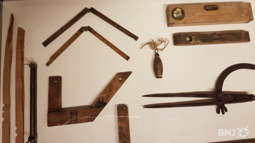 Certains instruments utilisent l'unité du pied suisse. Comme ces mesures pliables en haut à gauche.