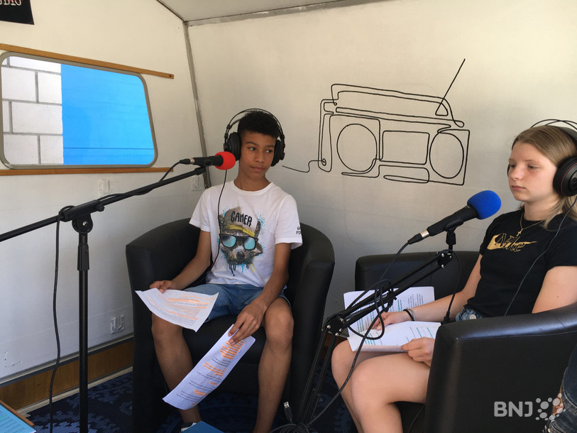 Maël et Coline ont pris le micro dans la caravane EJ.