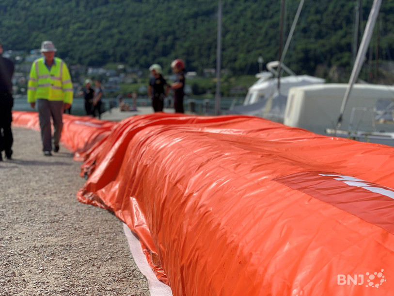 Ces gros boudins oranges protégeront contre les crues.