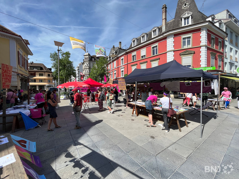 L'association interjurassienne Grève de femmes s'est réunie Place de la Gare en ce 14 juin, trois ans après la vague violette.