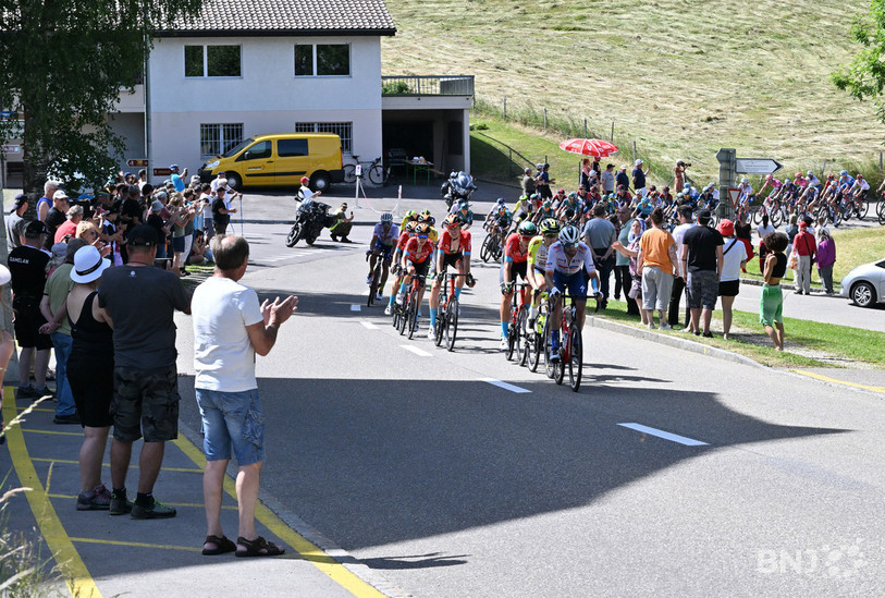 Le peloton du Tour de Suisse de passage à Bellelay (photo : Georges Henz).