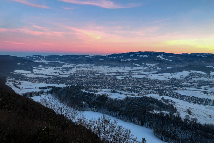 Le point de vue de La Côte-à-Bépierre enfile son manteau blanc en hiver (photo : Yannick Barthe).