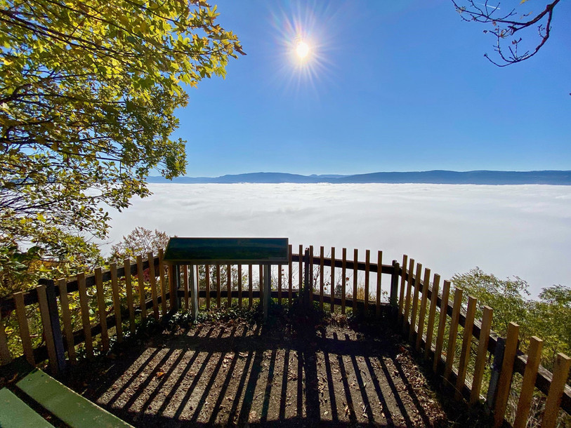 La Côte-à-Bépierre domine toujours le brouillard vadais (photo : Yannick Barthe).
