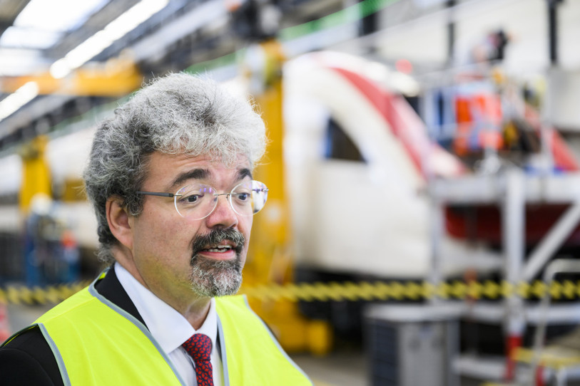 Pierre Dessemontet, co-syndic d'Yverdon, parle avec la presse devant un train des CFF en réparation dans les ateliers industriels le vendredi 10 juin 2022 a Yverdon. (KEYSTONE/Jean-Christophe Bott)
