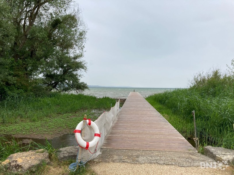 La plage de Gampelen, dont le ponton donne sur le lac de Neuchâtel.